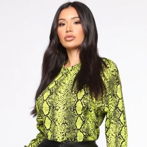 Don't You Dare Snakeskin Pullover - Lime